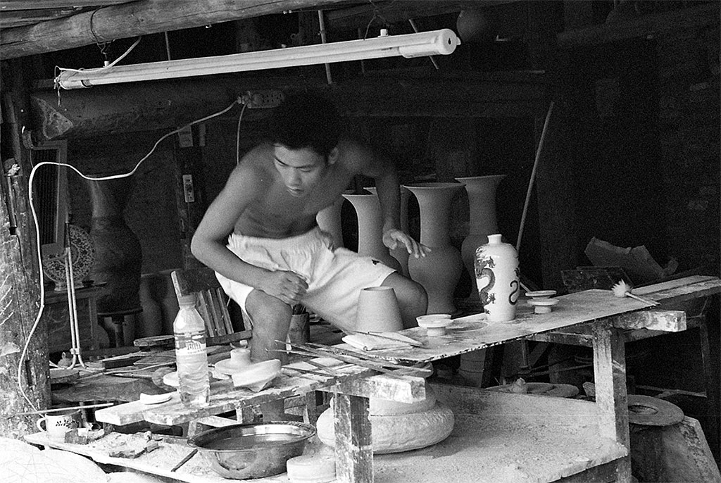 potter at work in Jingdezhen Porcelain City 景德镇