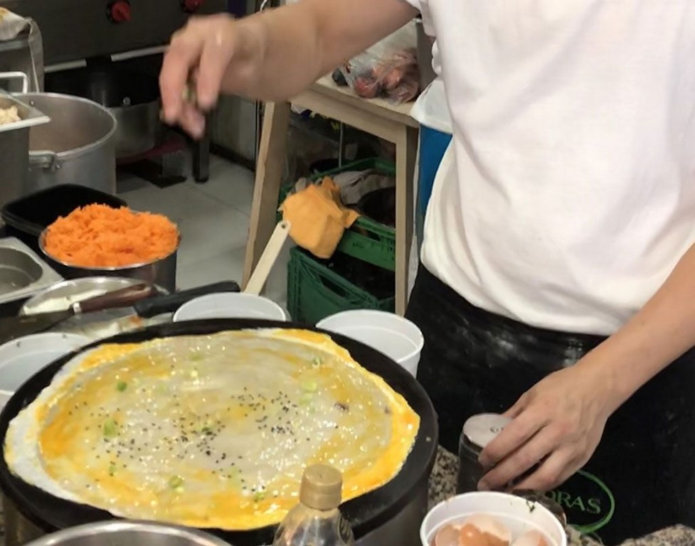 Making ian Bing   煎饼  / Chinese Pancake 