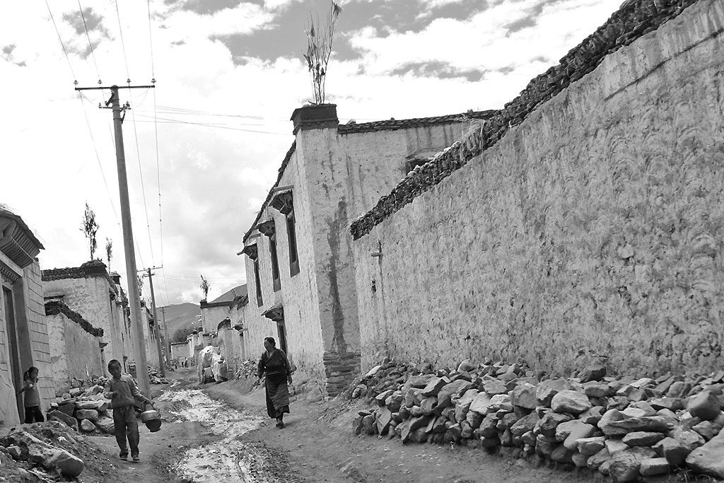 street Shalu Monastery 夏鲁寺: Tibet