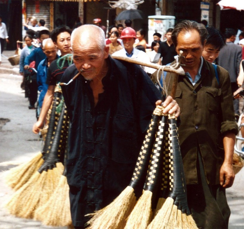 pipe smoking brush seller Anshun Sunday Market: 安顺星期七农民市场