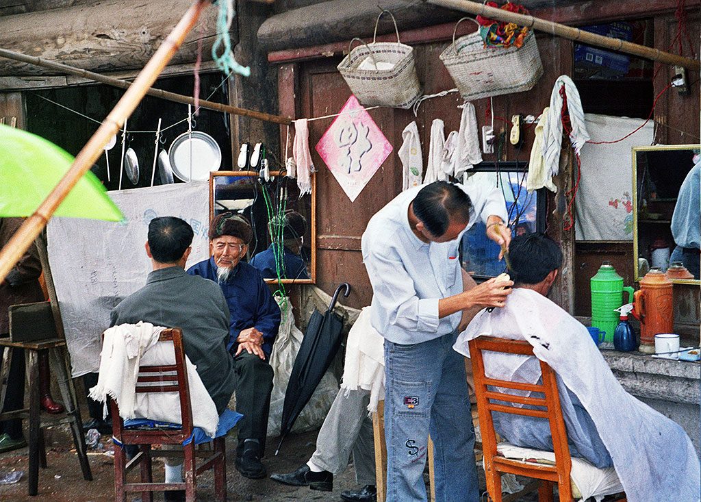 out door hairdressers Anshun Sunday Market: 安顺星期七农民市场