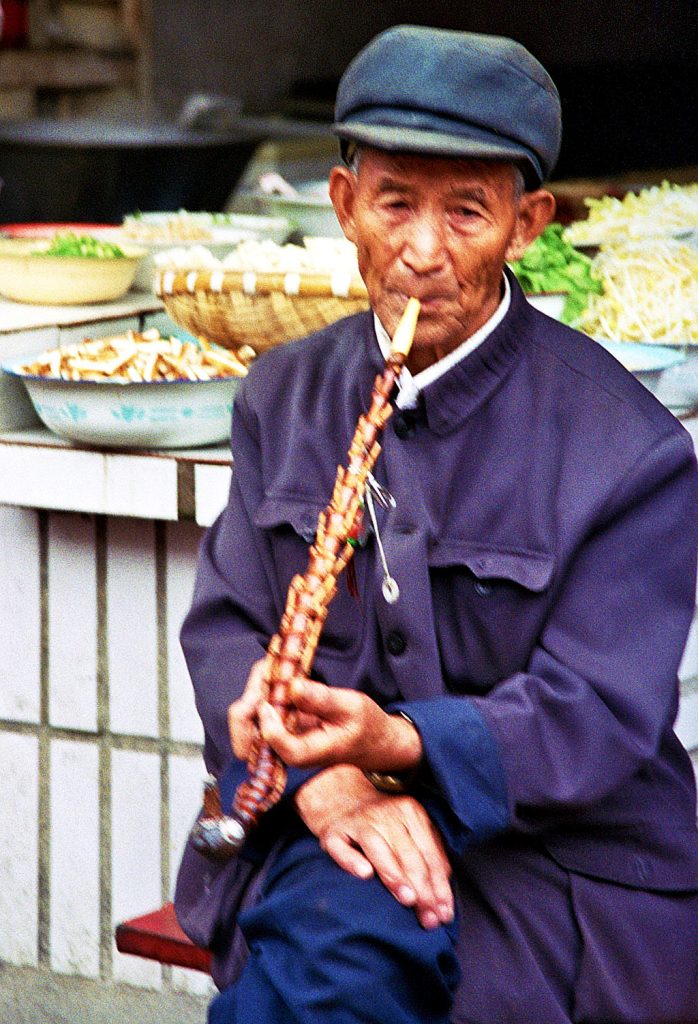 Anshun Sunday Market: 安顺星期七农民市场 pipe smoker