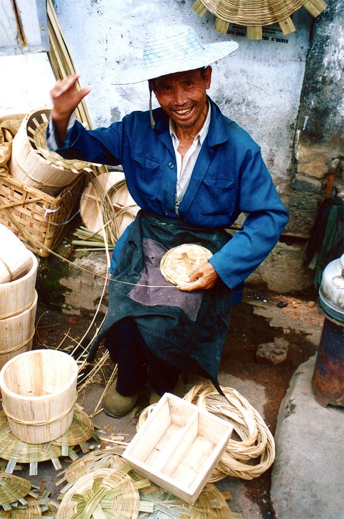 basket weaver Anshun Sunday Market: 安顺星期七农民市场