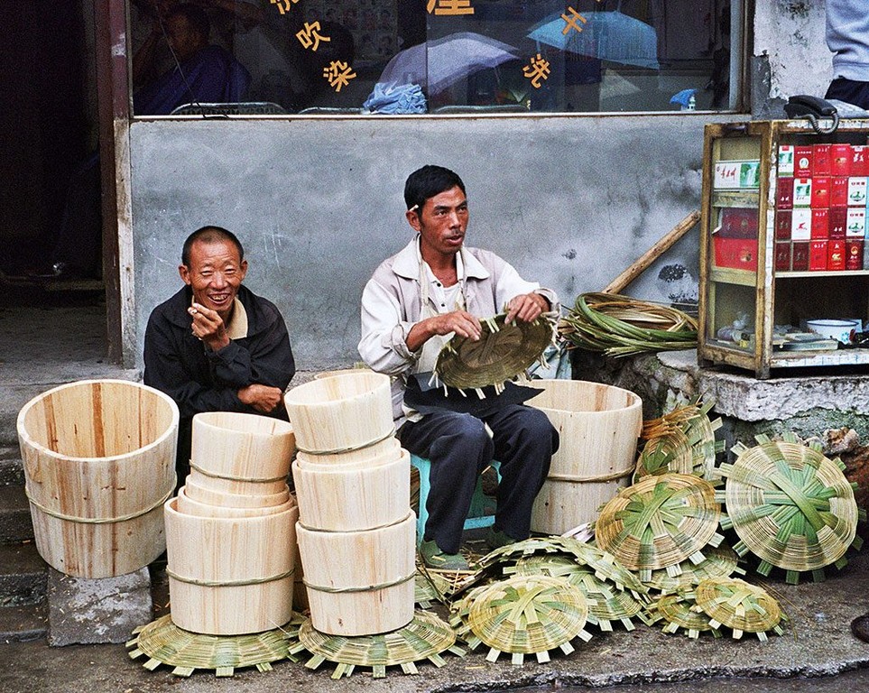 bucket makers Anshun Sunday Market: 安顺星期七农民市场