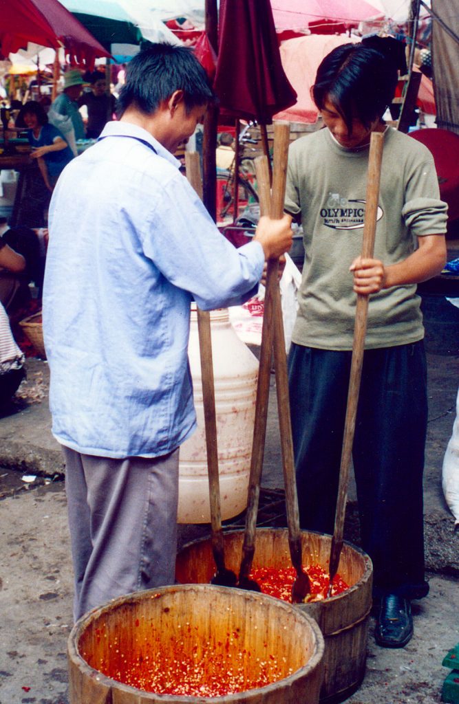 pounding chilis Anshun Sunday Market: 安顺星期七农民市场