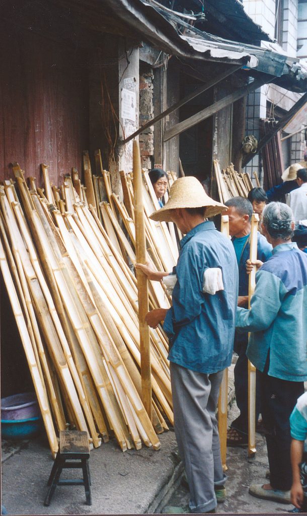 Choosing a bamboo carrying pole Anshun Sunday Market: 安顺星期七农民市场