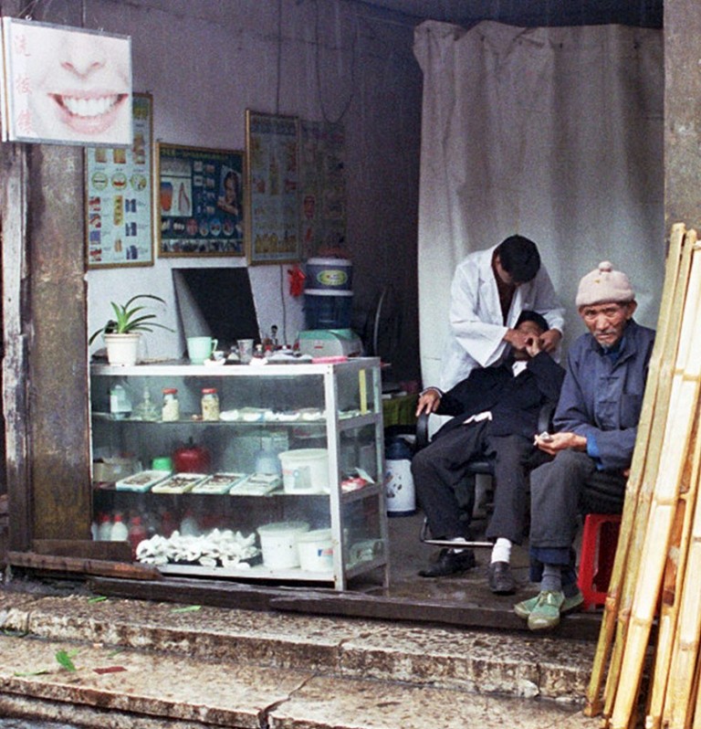 street dentist Anshun Sunday Market: 安顺星期七农民市场