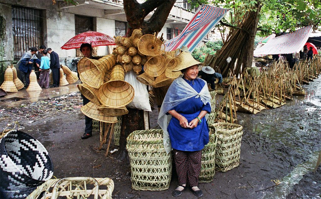 basket seller Anshun Sunday Market: 安顺星期七农民市场