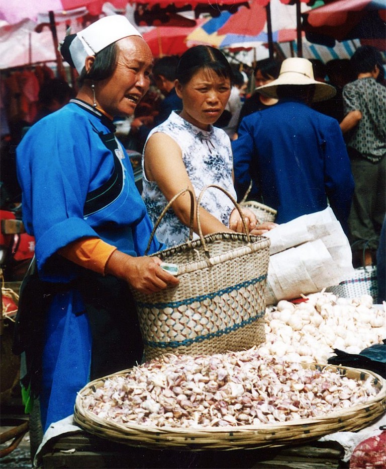 garlic sellers Anshun Sunday Market: 安顺星期七农民市场