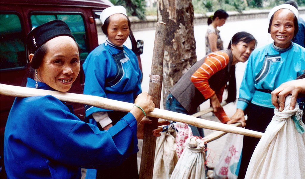 Buyi ladies Anshun Sunday Market: 安顺星期七农民市场