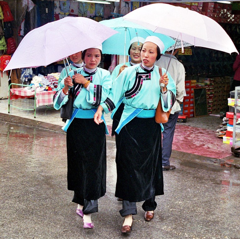 Fashioable minority ladies Anshun Sunday Market: 安顺星期七农民市场