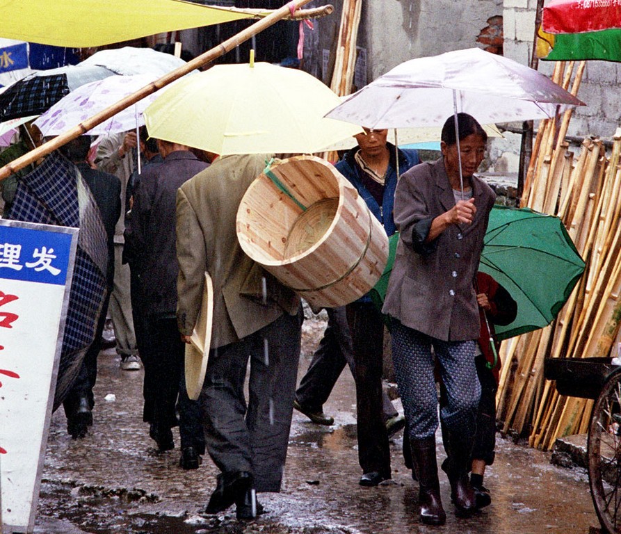 Anshun Sunday Market: 安顺星期七农民市场 in the rain