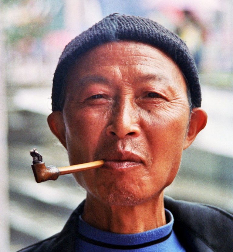 pipe smoker Anshun Sunday Market: 安顺星期七农民市场