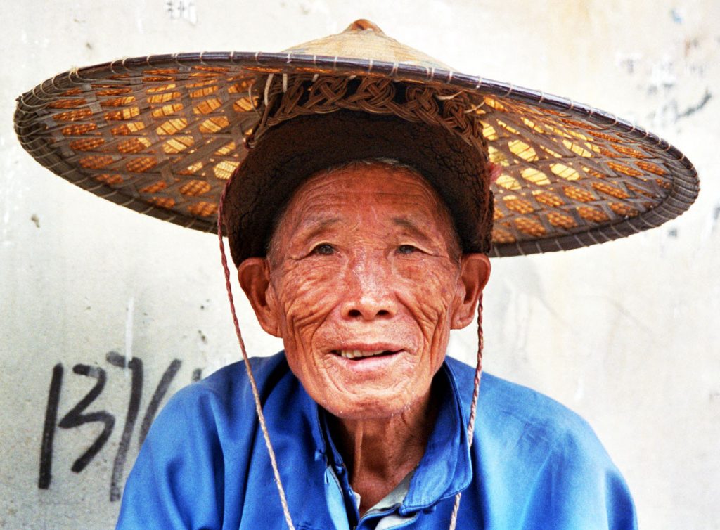 old buyi man Anshun Sunday Market: 安顺星期七农民市场