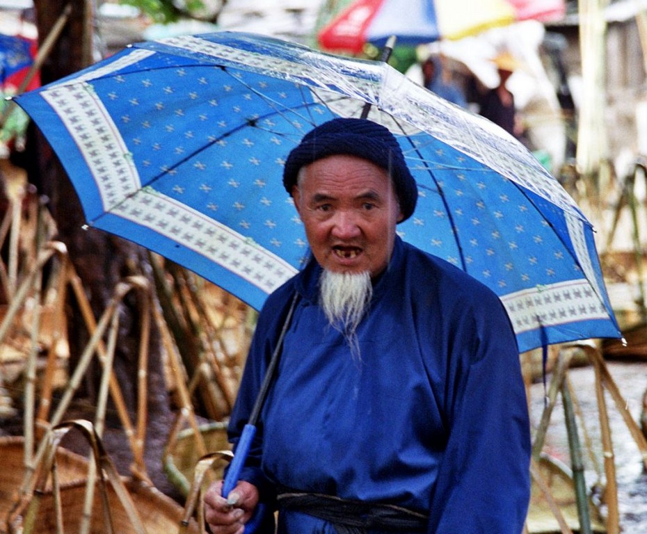 old man in the rain Anshun Sunday Market: 安顺星期七农民市场