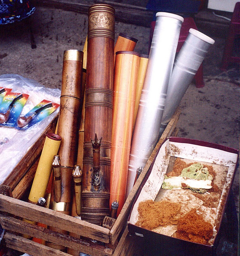 smoking tools Anshun Sunday Market: 安顺星期七农民市场