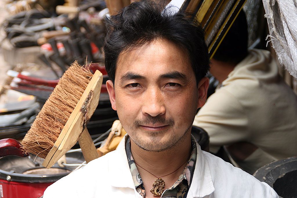 brush seller Anshun Sunday Market: 安顺星期七农民市场