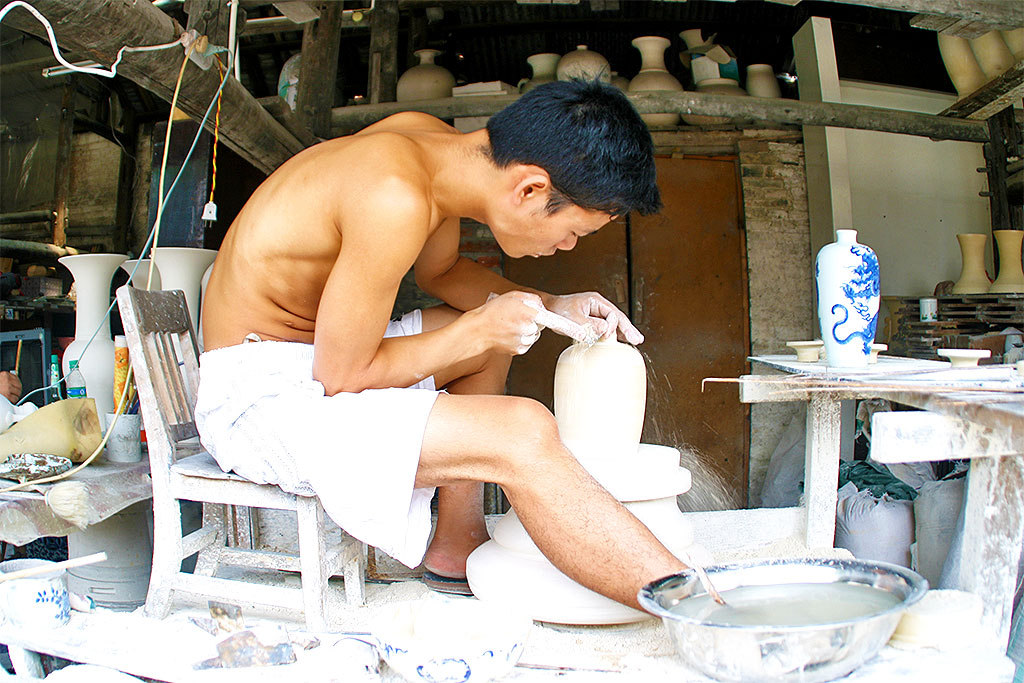 potter at work in Jingdezhen Porcelain City 景德镇