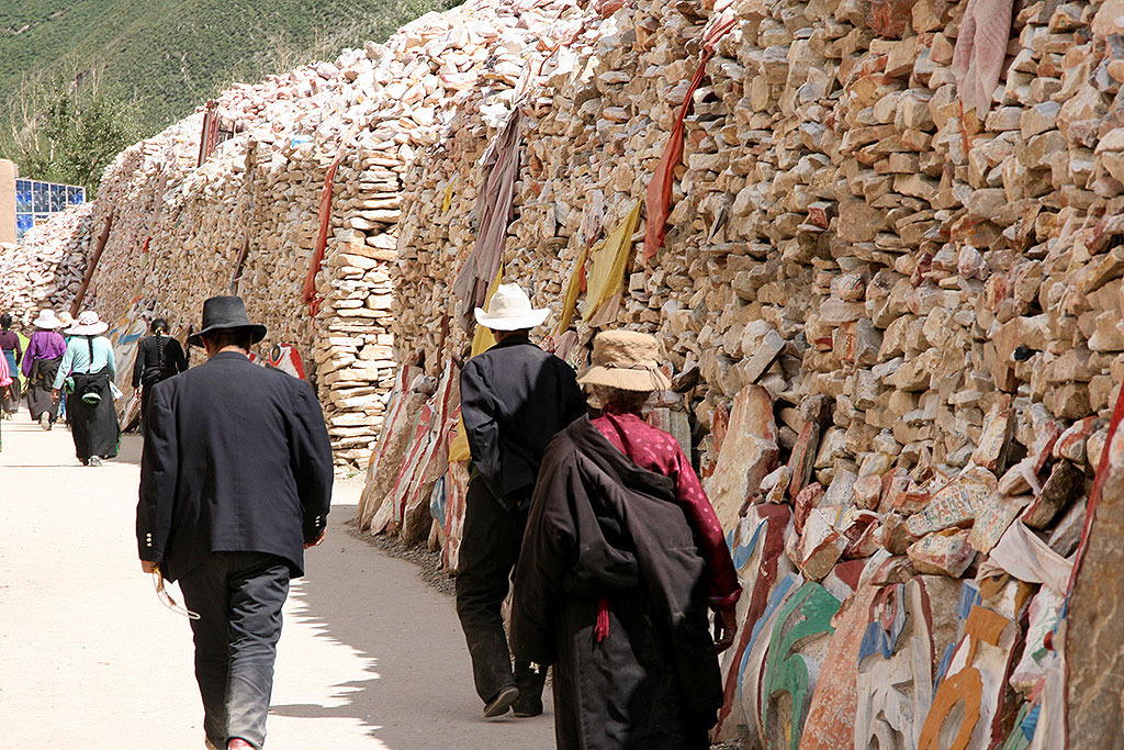 pilgrims at the The Original Yushu Seng-ze Gyanak Mani Wall before the 2009 Earthquake