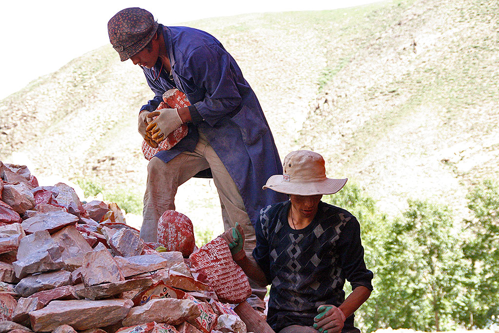 building the The Original Yushu Seng-ze Gyanak Mani Wall before the 2009 Earthquake