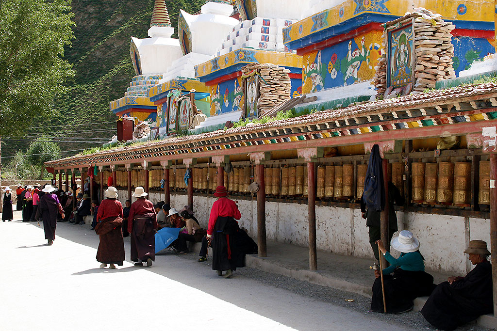 pilgrims at the The Original Yushu Seng-ze Gyanak Mani Wall before the 2009 Earthquake