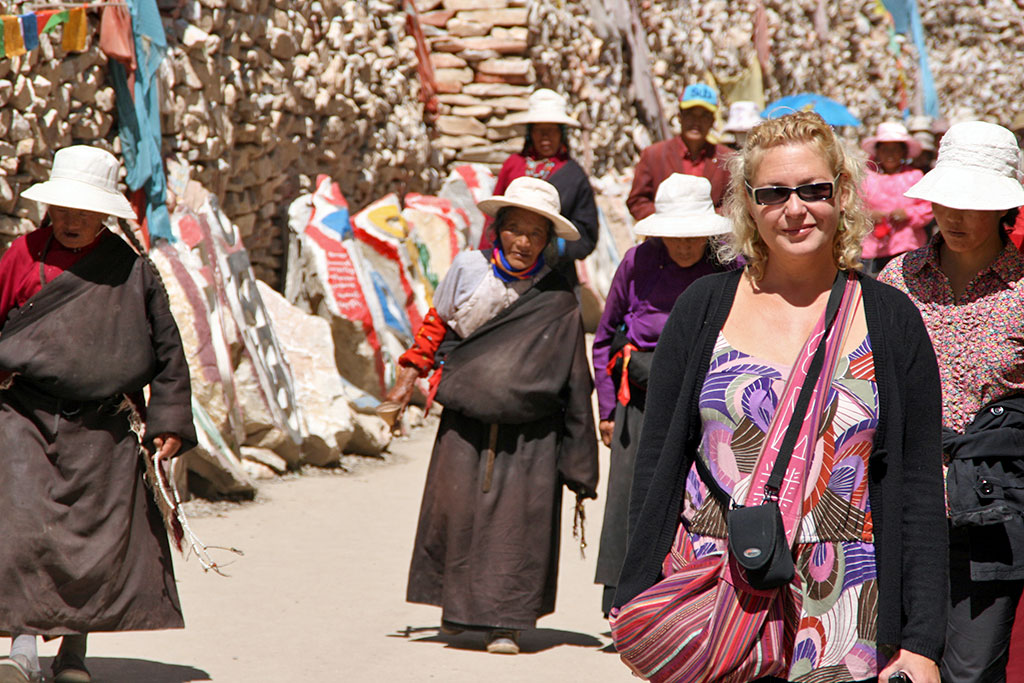 pilgrims at the The Original Yushu Seng-ze Gyanak Mani Wall before the 2009 Earthquake