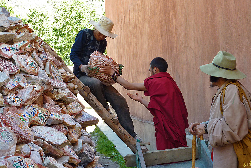 building the The Original Yushu Seng-ze Gyanak Mani Wall before the 2009 Earthquake