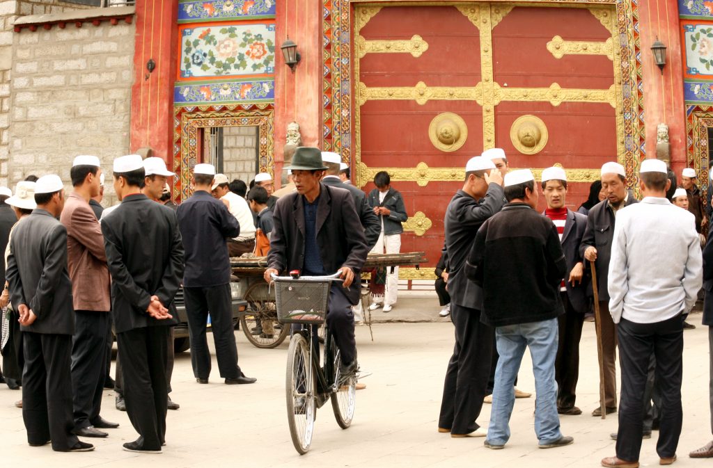 Muslims outside the Great Mosque in Lhasa清真大司寺